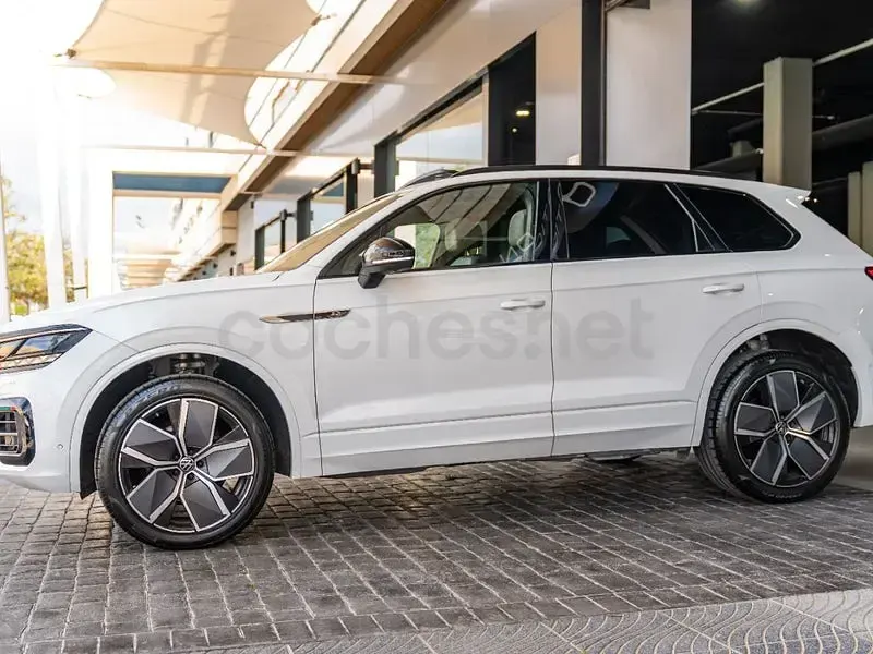 Second-hand VW Touareg R-line 286 CP (210 kW) 2023 Alb SUV