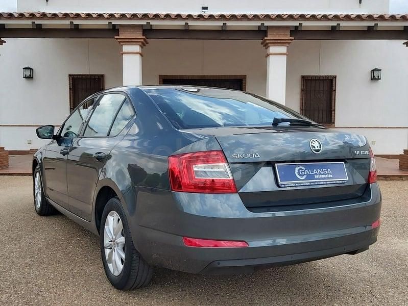 Usado Skoda Octavia Ambition 105 CV (77 kW) 2015 Gris / plata Utilitario