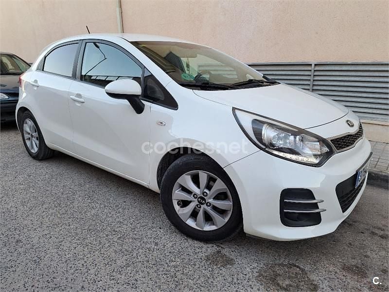 Usado Kia Rio 75 CV (55 kW) 2015 Blanco Berlina