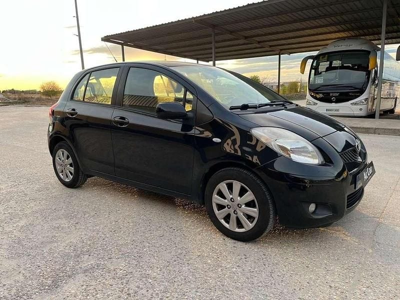 Usado Toyota Yaris Active 90 CV (66 kW) 2009 Negro Utilitario