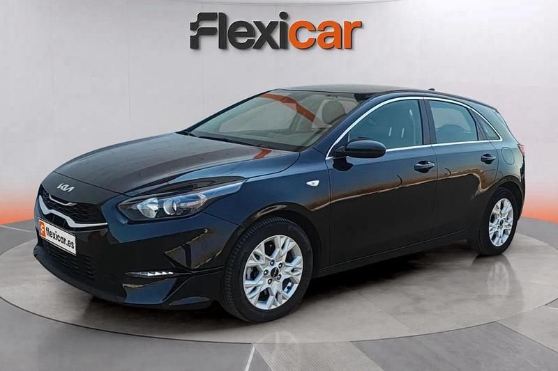 Usado Kia Ceed 136 CV (100 kW) 2023 Negro Utilitario