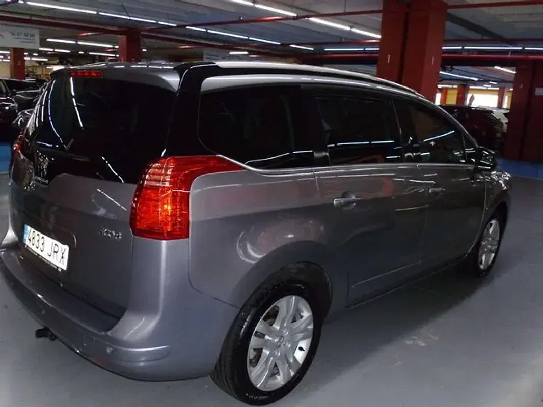 Usado Peugeot 5008 Allure 120 CV (88 kW) 2016 Gris Monovolumen