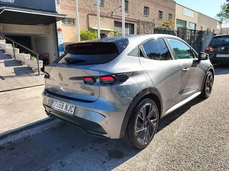 Usado Renault Clio V Esprit Alpine 160 CV (117 kW) 2025 Gris / plata Berlina