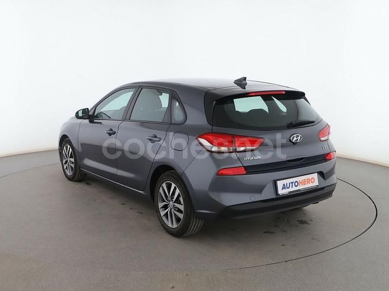 Usado Hyundai i30 120 CV (88 kW) 2019 Gris Berlina