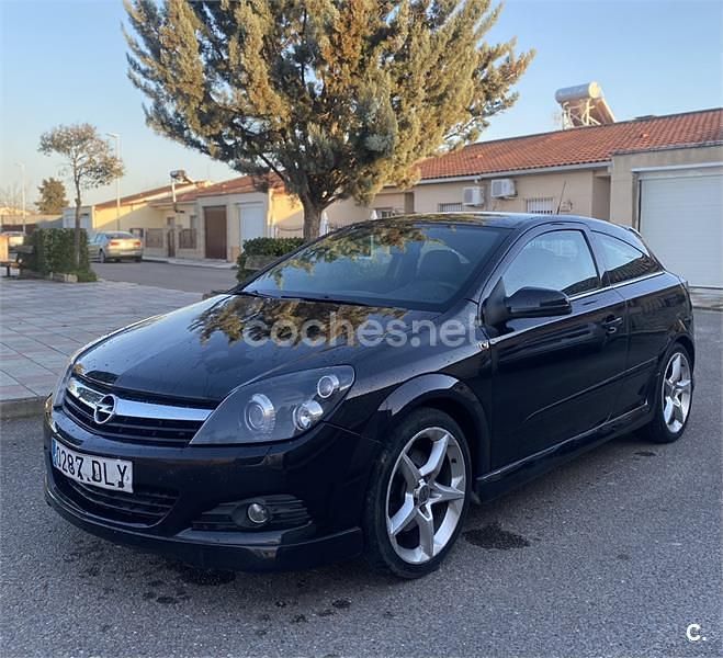 Usado Opel Astra GTC Sport 150 CV (110 kW) 2005 Negro Berlina
