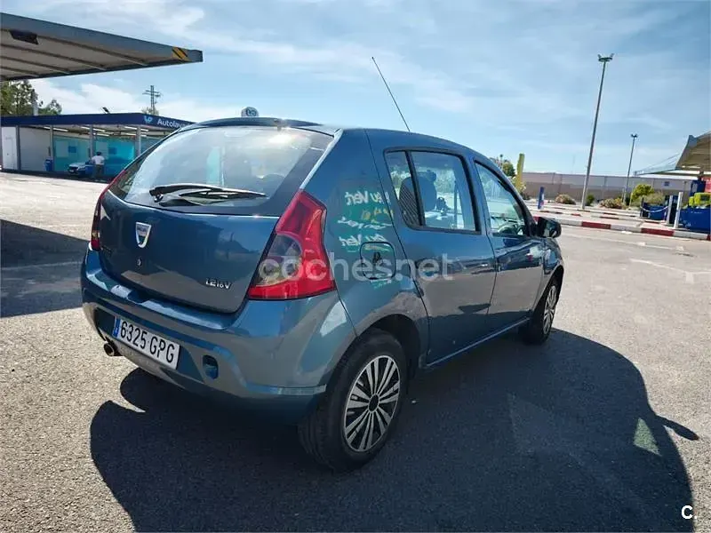 Usado Dacia Sandero Ambiance 75 CV (55 kW) 2009 Azul Berlina