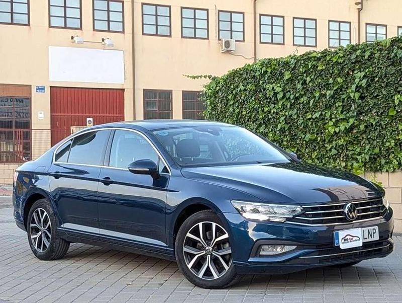 Azul Usado 2021 VW Passat Executive Berlina | 17.450 € (Precio justo) - Imagen 1/4