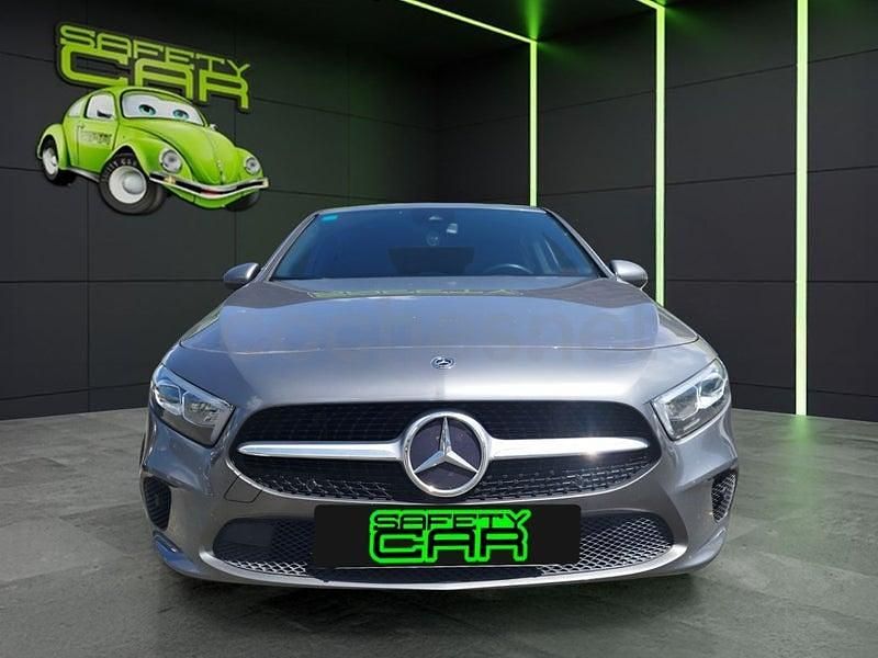 Usado Mercedes A180 116 HP (85 kW) 2018 Cinzento Sedan