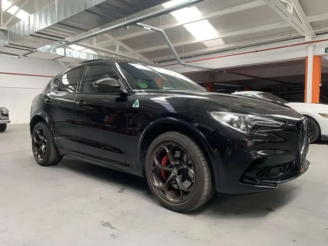 Usado Alfa Romeo Stelvio 523 CV (384 kW) 2021 Negro SUV
