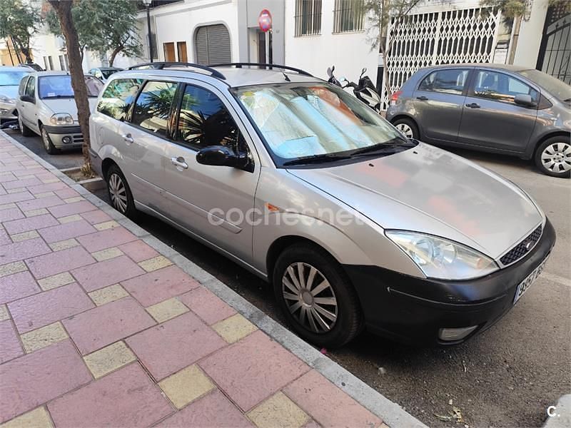 Usado Ford Focus Ghia 115 CV (84 kW) 2002 Gris / plata Familiar