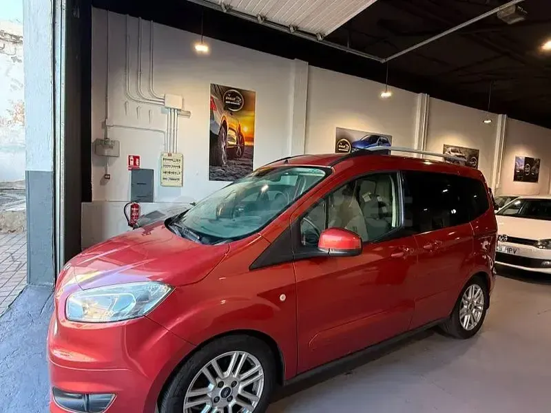 Usado Ford Tourneo Courier Ambiente 100 CV (73 kW) 2016 Naranja Monovolumen