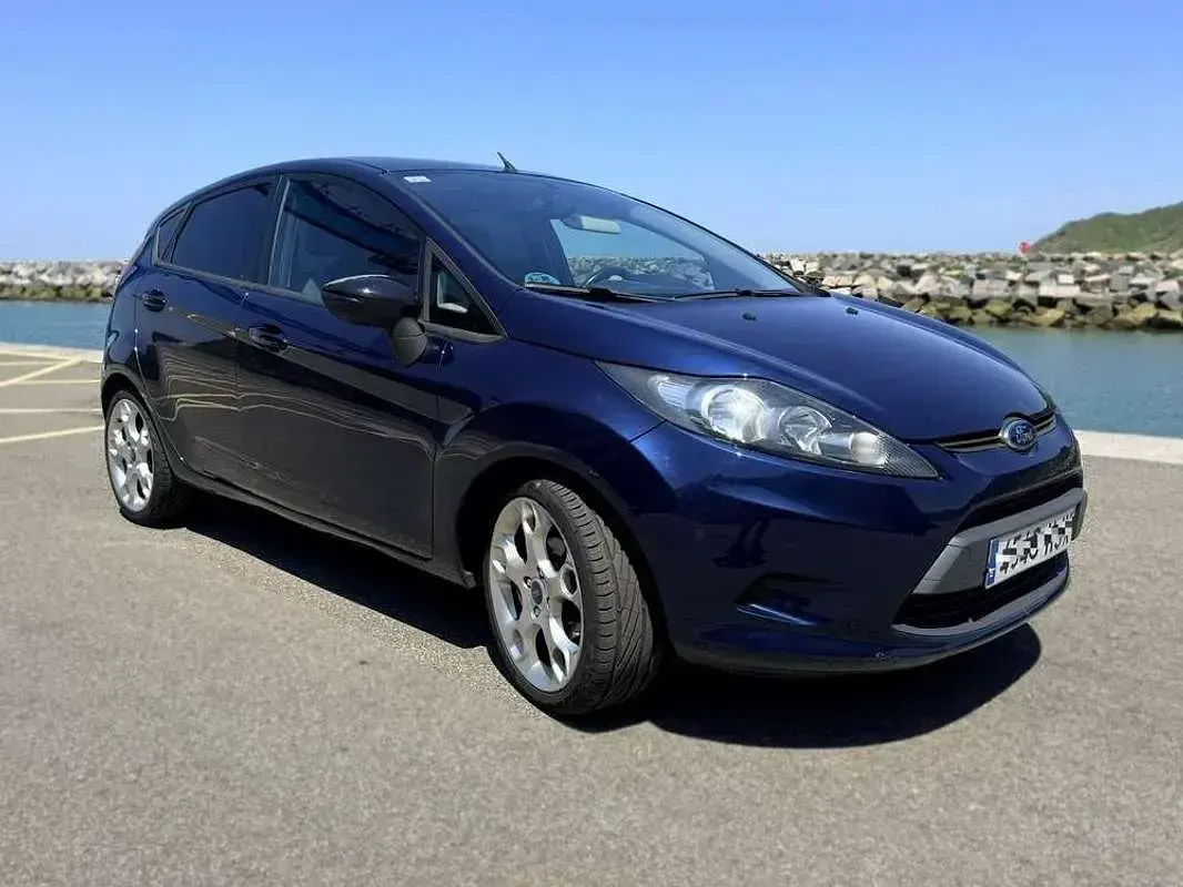 Usado Ford Fiesta Trend 82 CV (60 kW) 2012 Azul Utilitario
