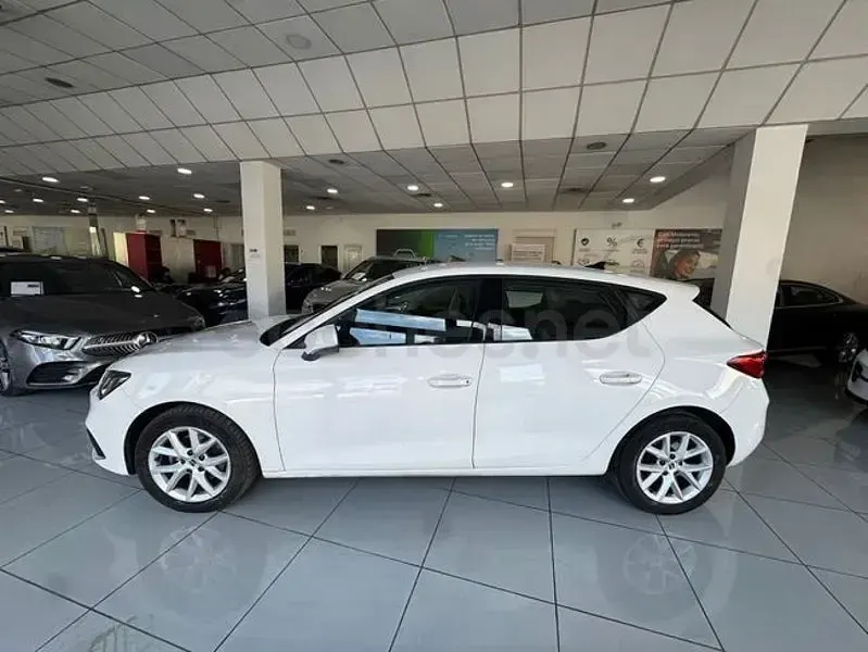 Usado Seat Leon Style 115 CV (84 kW) 2021 Blanco Berlina