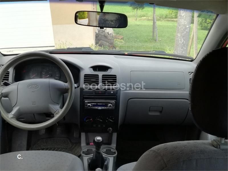 Usado Kia Rio 75 CV (55 kW) 2003 Rojo Berlina