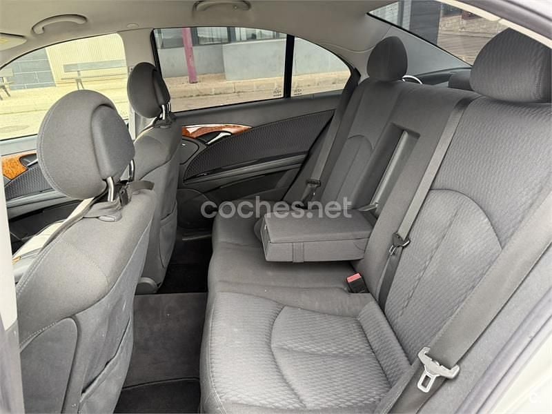 Usado Mercedes E270 Elegance 177 CV (130 kW) 2005 Gris / plata Berlina