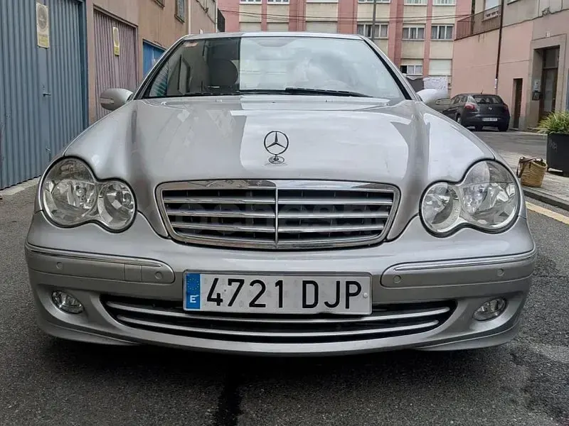 Usado Mercedes C200 Elegance 122 CV (89 kW) 2005 Gris / plata Berlina