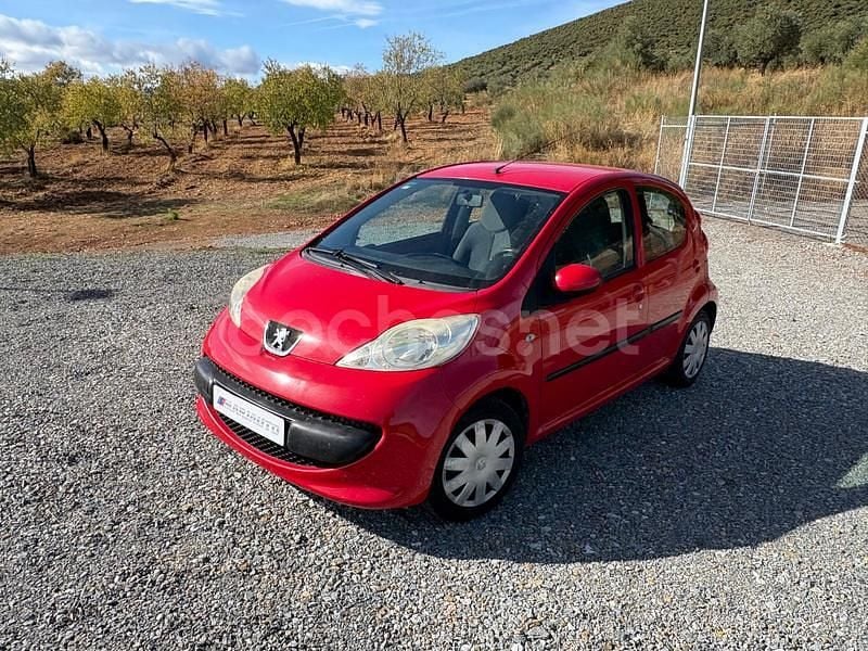 Usado Peugeot 107 68 CV (50 kW) 2007 Rojo Utilitario
