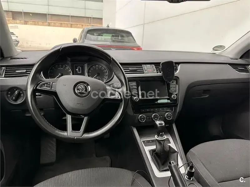 Usado Skoda Octavia Ambition 150 CV (110 kW) 2016 Gris / plata Familiar