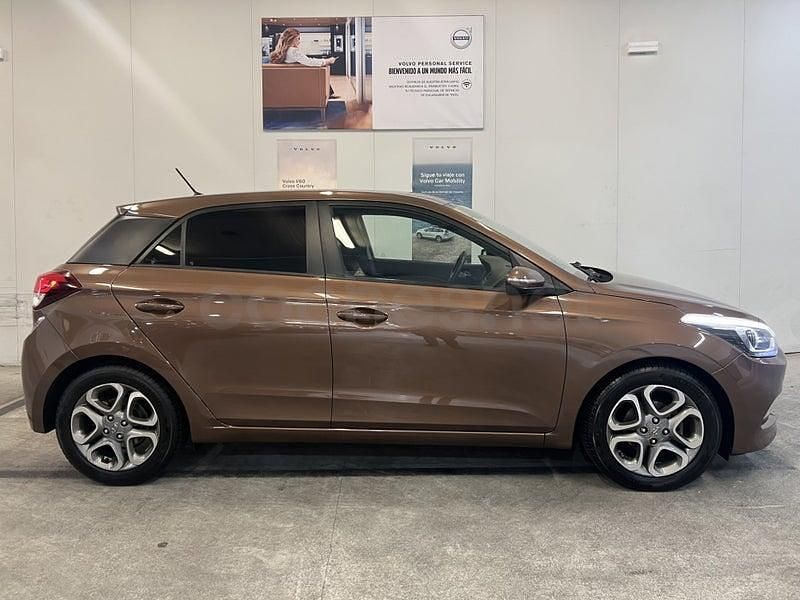 Usado Hyundai i20 84 CV (61 kW) 2016 Marrón Berlina