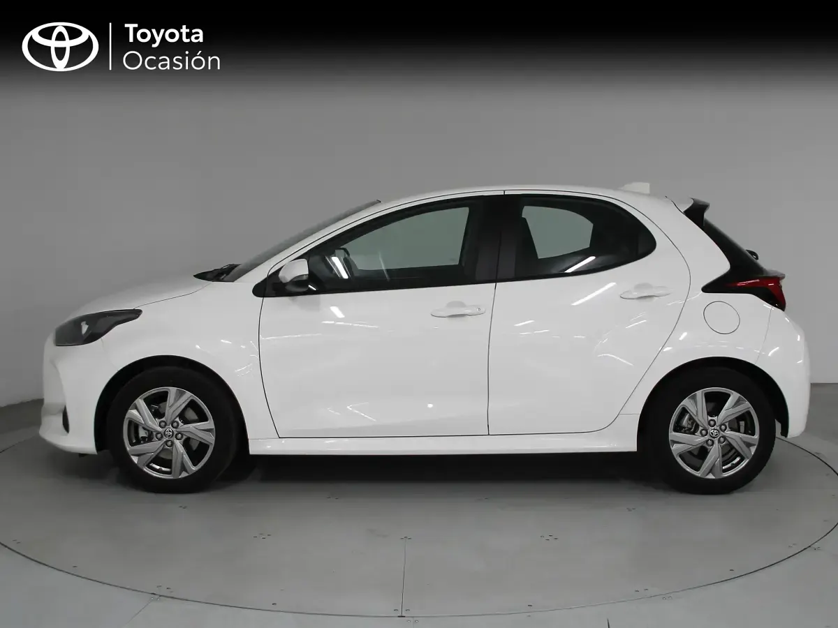 Usado Toyota Yaris Hybrid Active 116 CV (85 kW) 2024 Blanco Berlina
