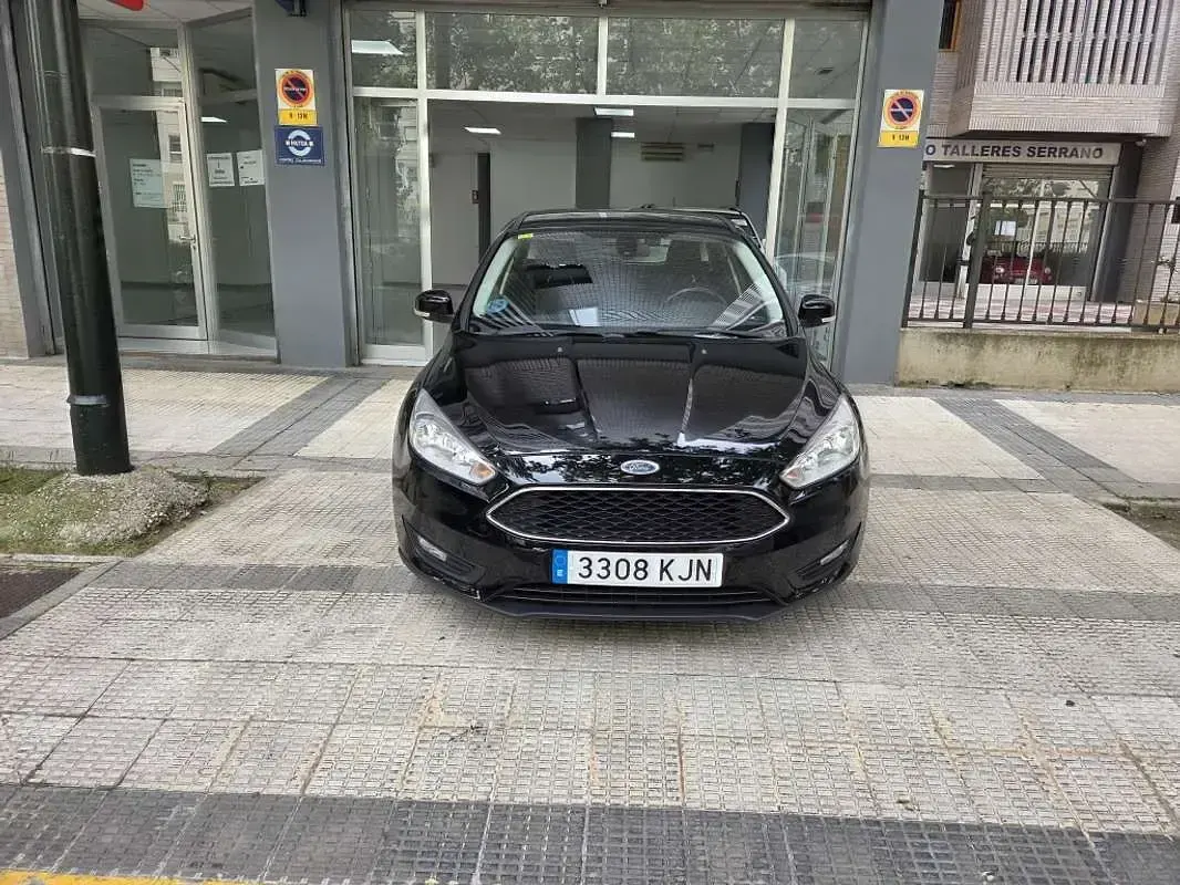 Usado Ford Focus Trend+ 125 CV (91 kW) 2018 Negro Utilitario