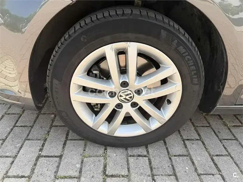Usado VW Touran Advance 140 CV (102 kW) 2011 Gris / plata Monovolumen