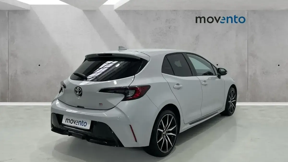 Usado Toyota Corolla Sport 140 CV (102 kW) 2023 Gris / plata Berlina
