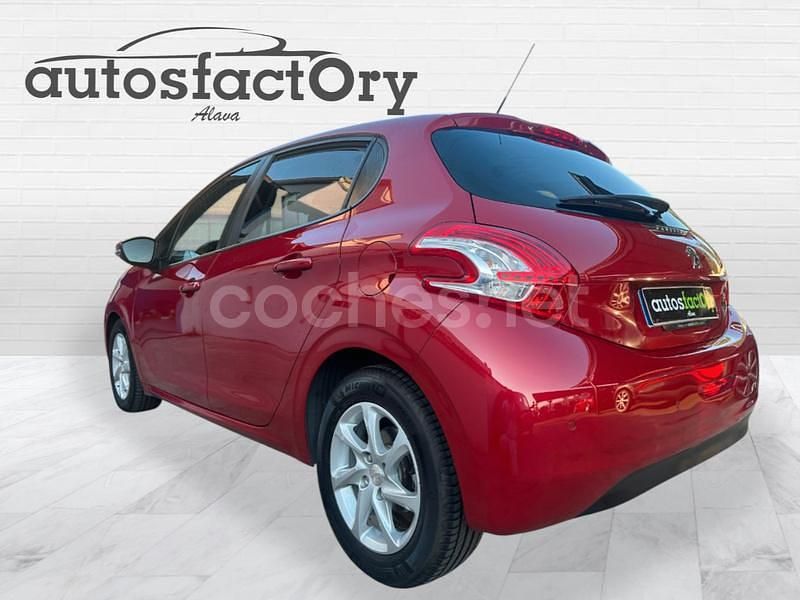 Usado Peugeot 208 Access 75 CV (55 kW) 2015 Granate Utilitario
