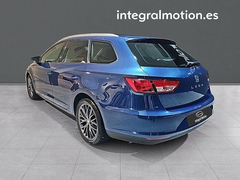 Usado Seat Leon Style 110 CV (80 kW) 2016 Azul Familiar