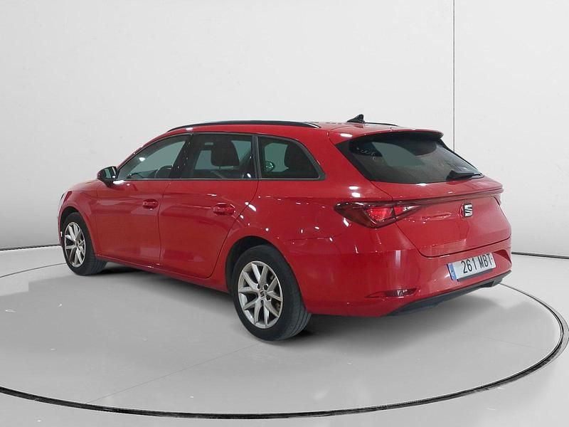 Usado Seat Leon Style 117 CV (86 kW) 2022 Rojo Familiar