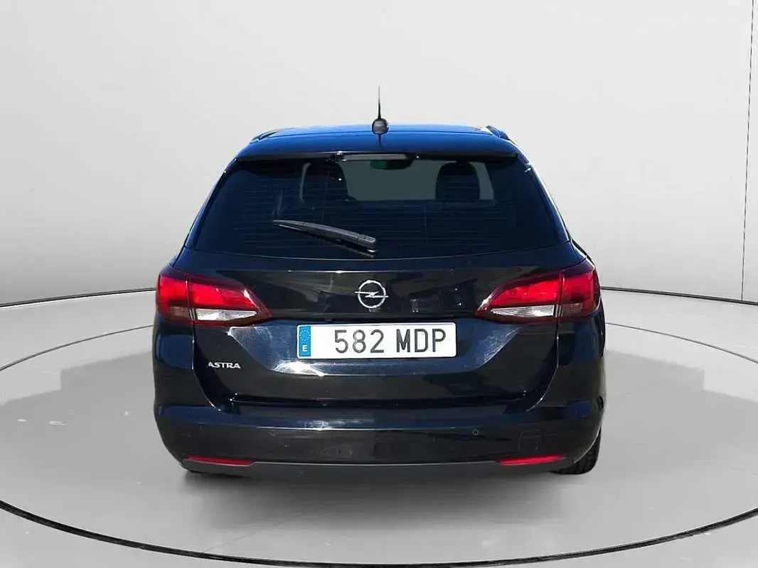 Usado Opel Astra Business Elegance 122 CV (89 kW) 2020 Negro Familiar