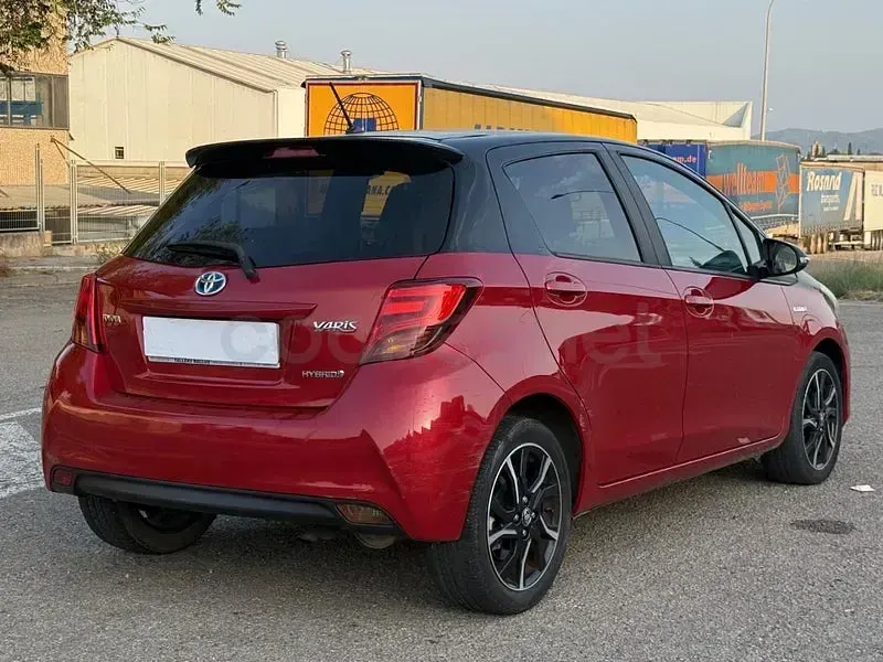 Usado Toyota Yaris Hybrid 100 CV (73 kW) 2016 Granate Berlina