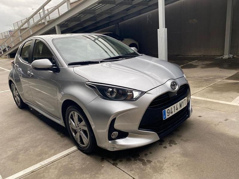 Usado Toyota Yaris Hybrid Active 116 CV (85 kW) 2025 Gris
