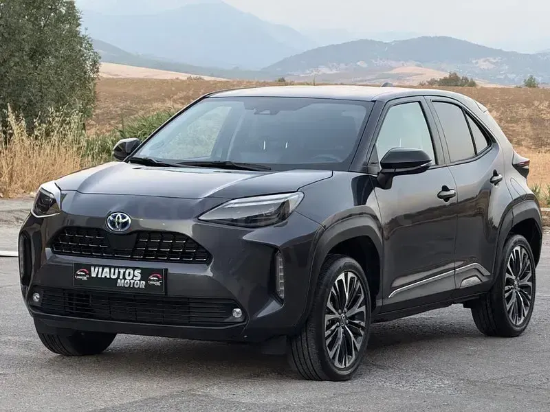 Usado Toyota Yaris Cross Style 116 CV (85 kW) 2023 Gris / plata SUV
