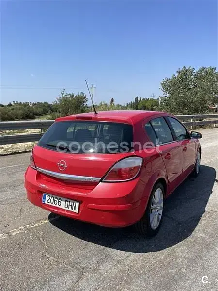 Usado Opel Astra Cosmo 150 CV (110 kW) 2005 Rojo Berlina