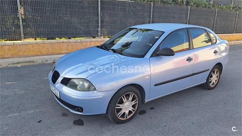 Usado Seat Cordoba Stella 100 CV (73 kW) 2003 Azul Berlina