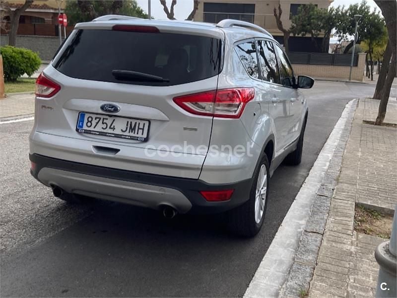 Usado Ford Kuga Titanium 150 HP (110 kW) 2016 Cinzento SUV