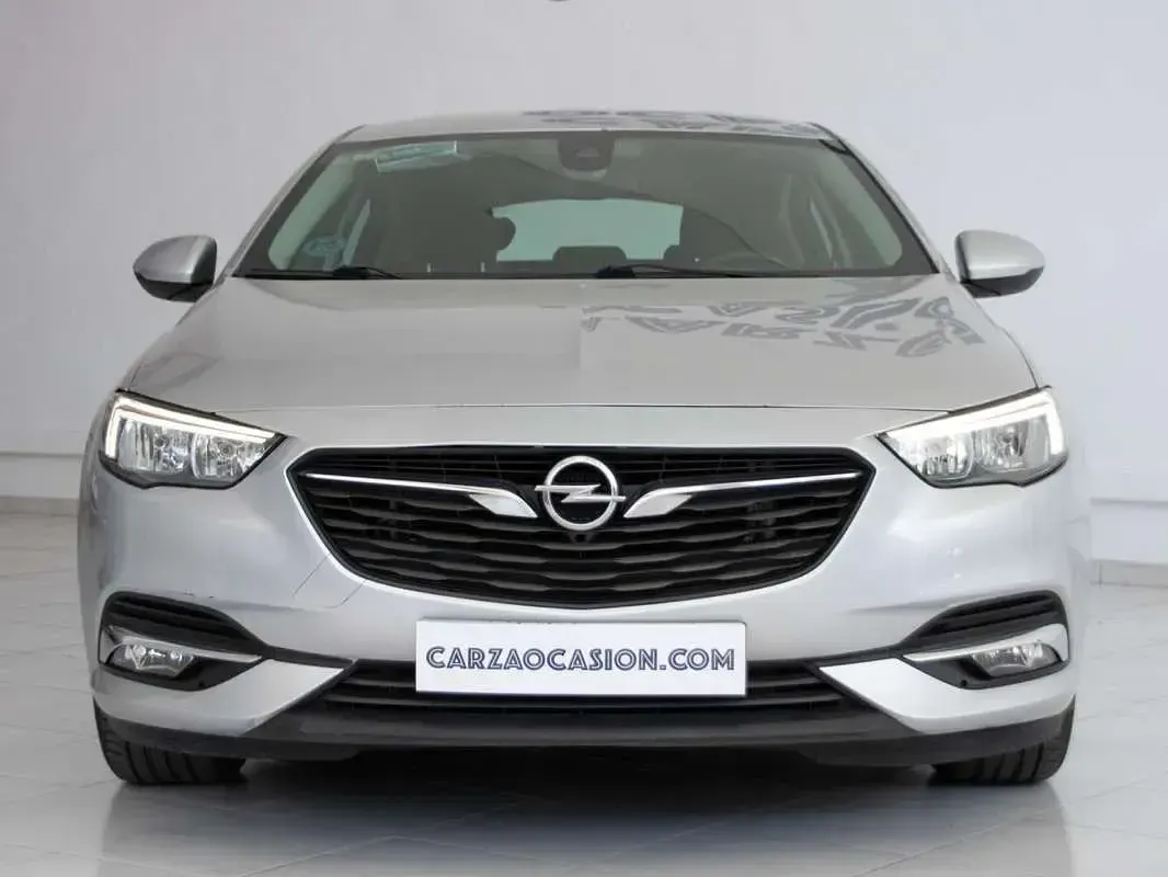 Usado Opel Insignia Selective 140 CV (102 kW) 2018 Plateado Berlina