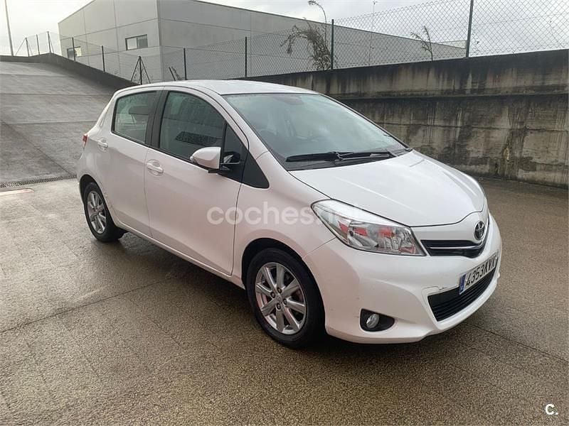 Usado Toyota Yaris Active 69 CV (50 kW) 2014 Blanco Berlina