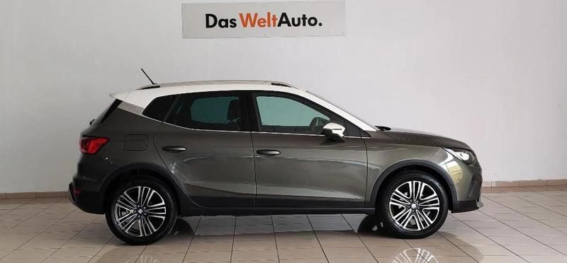 Usado Seat Arona Xperience 116 CV (85 kW) 2025 Cliff grey + techo blanco SUV