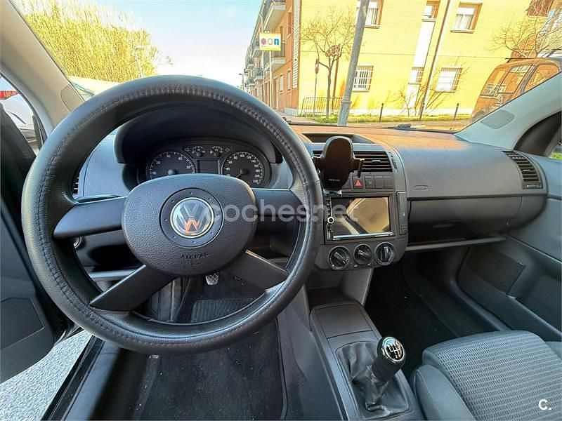 Usado VW Polo Highline 75 CV (55 kW) 2004 Negro Utilitario