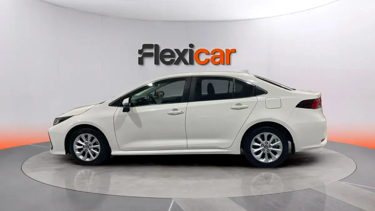 Używany Toyota Corolla 125 KM (91 kW) 2023 Biały Sedan/Limuzyna