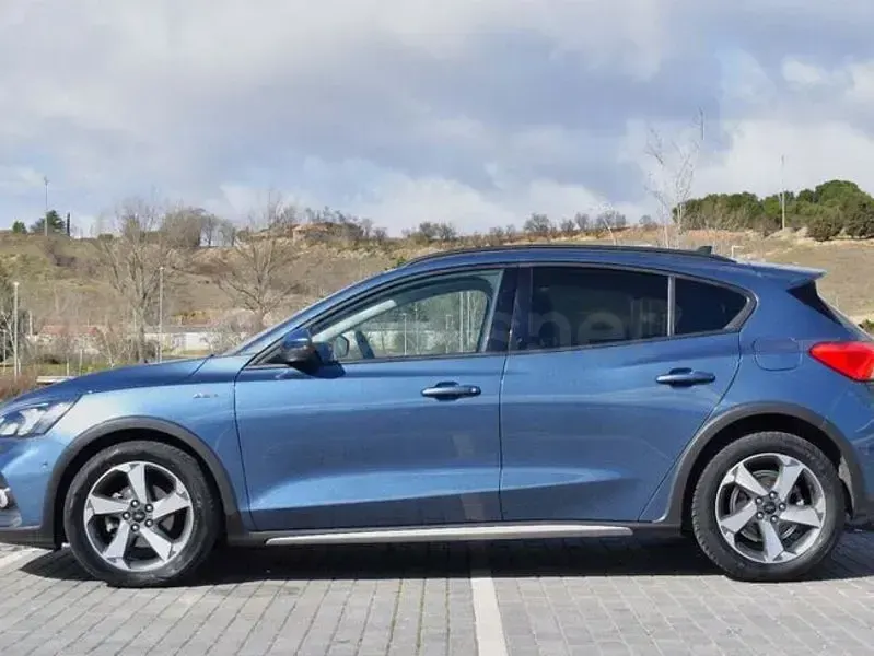 Usado Ford Focus Active X 125 CV (91 kW) 2021 Azul Berlina