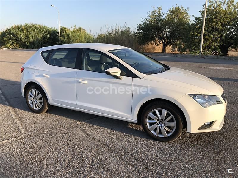 Usado Seat Leon Reference 105 CV (77 kW) 2013 Blanco Berlina
