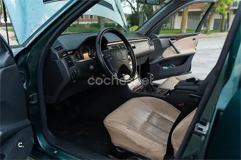 Usado Mercedes E240 Elegance 170 CV (125 kW) 2001 Verde Berlina