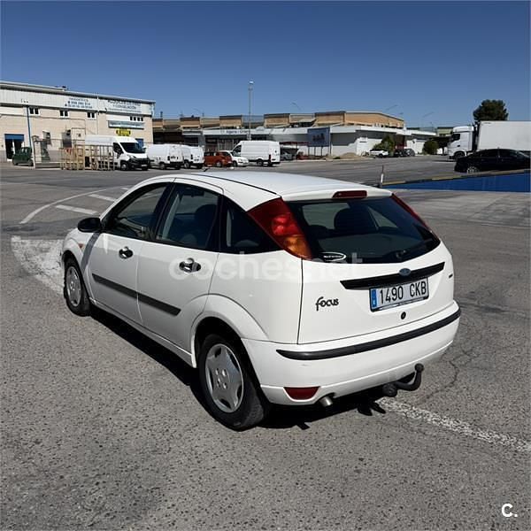 Usado Ford Focus Trend 90 CV (66 kW) 2003 Blanco Berlina