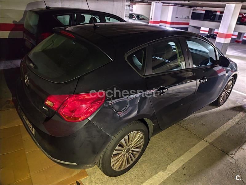 Usado Opel Astra Selective 110 CV (80 kW) 2014 Negro Berlina