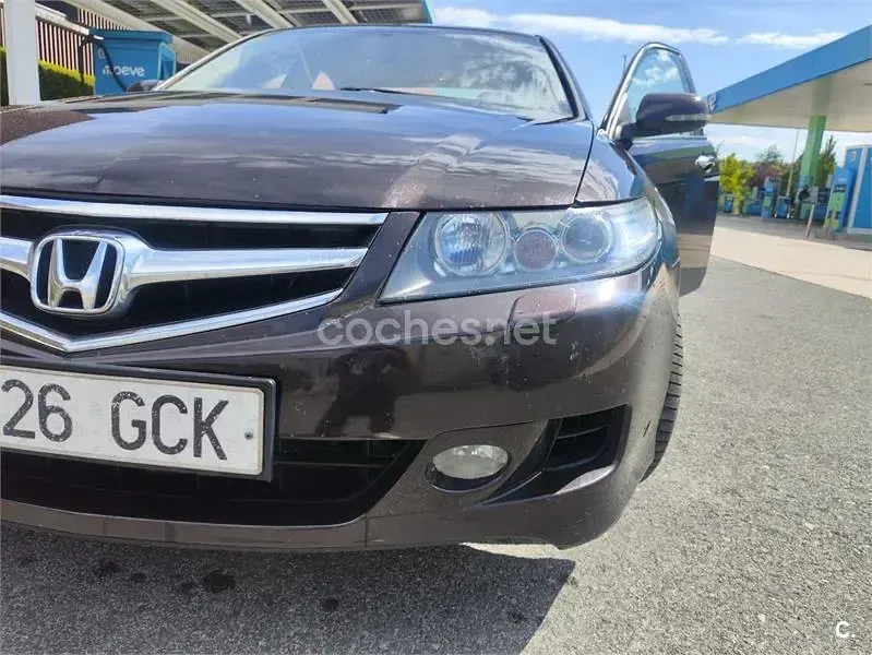 Usado Honda Accord Executive 140 CV (102 kW) 2008 Violeta / lila Berlina