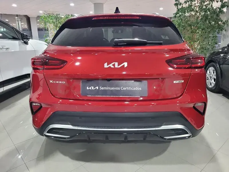 Usado Kia XCeed 141 CV (103 kW) 2025 Granate SUV