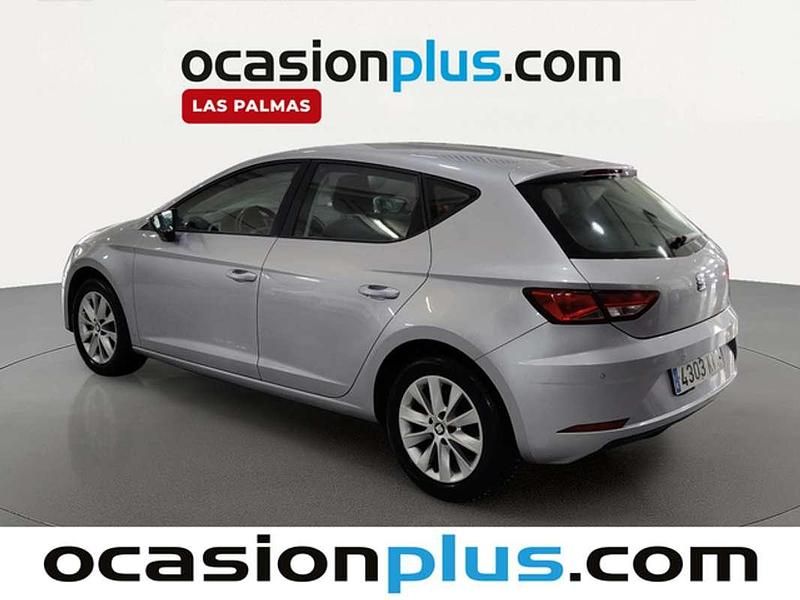 Usado Seat Leon Style 110 CV (80 kW) 2018 Plateado Utilitario